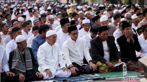 Sandiaga Uno Salat Idul Adha Bersama Warga di Jatinegara