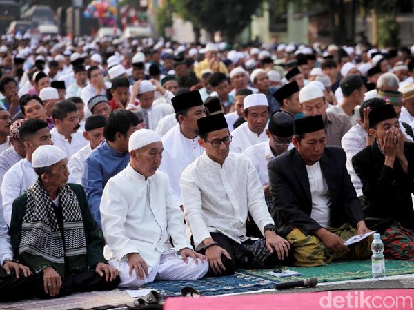 Sandiaga Uno Salat Idul Adha Bersama Warga di Jatinegara