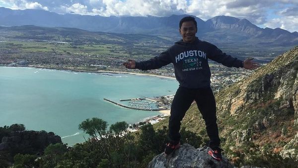 Gaya Traveling Lifter Eko Yuli, Manusia Terkuat Asia