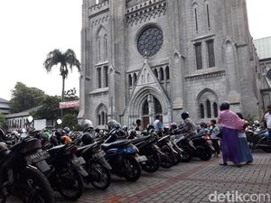 Jemaah Istiqlal dan Jemaat Misa Parkir Rapi di Halaman Katedral