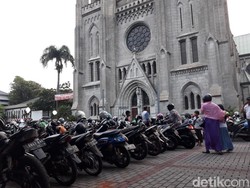 Jemaah Istiqlal dan Jemaat Misa Parkir Rapi di Halaman Katedral