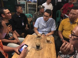 Usai Tonton Asian Games, Sandi Ngopi Bareng Warga di Kemayoran