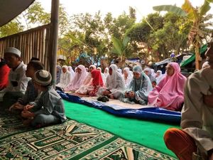 Saat Susi Salat Id Bareng Korban Gempa Lombok di Bawah Tenda Darurat