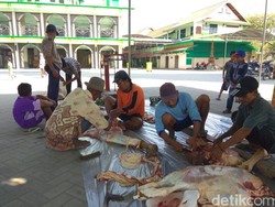 Desa Pancasila Ini Bagikan Daging Kurban Untuk Semua Umat Beragama