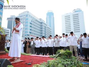 Salat Id, Penjaga Rupiah dan Ekonomi RI Kompak Pakai Putih-putih