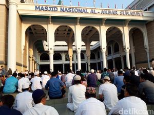 Pakdhe Karwo dan Khofifah Salat Id Bareng Ribuan Warga Surabaya