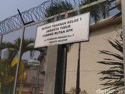 Libur Nyepi, Keluarga Jenguk Tahanan Korupsi KPK