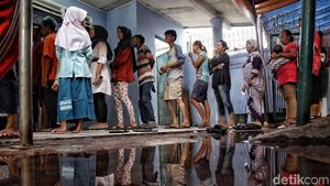 Warga Antre Pembagian Daging Kurban di Jakut