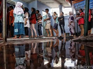 Warga Antre Pembagian Daging Kurban di Jakut