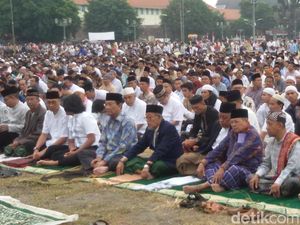 Bersama Ribuan Warga, Sultan HB X Salat Ied di Alun-alun Yogya