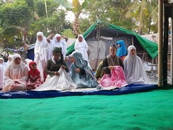 Susi Pudjiastuti Salat Id dan Kurban di Desa Tanjung Lombok