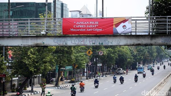 Spanduk Jangan Pilih Capres Jahat Mejeng di JPO Cempaka Putih