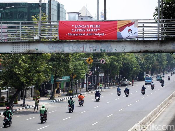 Spanduk Jangan Pilih Capres Jahat Mejeng di JPO Cempaka Putih