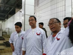 Kunjungi RPH Dharma Jaya, Anies Pelajari Organ Sapi Layak Konsumsi