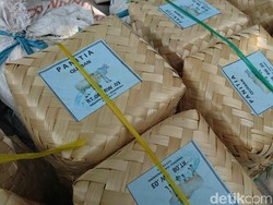 No More Plastic, Kampung Ini Bagikan Daging Kurban Gunakan Besek
