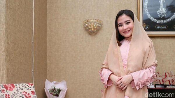 Cantiknya Penampilan Prilly Sambut Idul Adha