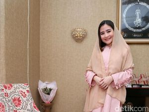Prilly Latuconsina Sampai Kram Tanda Tangan Pre-Order Bukunya