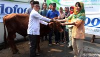 Rayakan Idul Adha, Indofood Serahkan Hewan Kurban