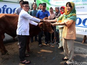 Rayakan Idul Adha, Indofood Serahkan Hewan Kurban