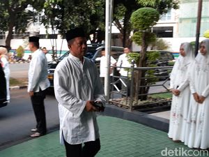 Kapolri Ditemani Istri Salat Id di Masjid Mabes Polri Kapolri Ditemani Istri Salat Id di Masjid Mabes Polri