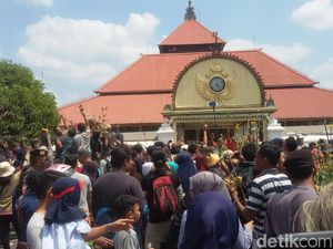 Turis Maroko Ikut Berebut Gunungan Grebeg Besar di Yogyakarta Turis Maroko Ikut Berebut Gunungan Grebeg Besar di Yogyakarta