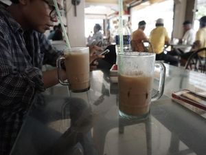 Menikmati Secangkir Kopi Tarik di Pulau Penawar Rindu