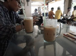 Menikmati Secangkir Kopi Tarik di Pulau Penawar Rindu