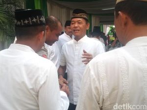 Usai Salat Id, Kapolda Metro Serahkan Kurban Sapi 1 Ton Usai Salat Id, Kapolda Metro Serahkan Kurban Sapi 1 Ton