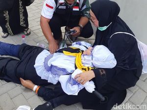 Kiprah Tim Mobile Crisis Tangani Jemaah Kena Heatstroke di Mina Kiprah Tim Mobile Crisis Tangani Jemaah Kena Heatstroke di Mina