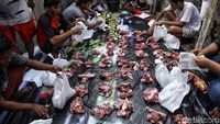 Dilema Bungkus Daging Kurban Pakai Plastik, Daun Atau Besek Bambu
