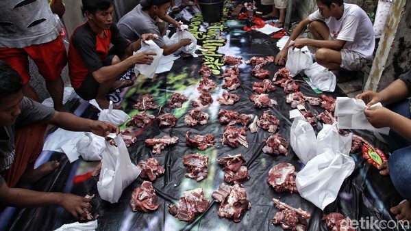 Warga mengantre pembagian daging kurban di Yayasan Al Kahfi, Warakas, Jakarta Utara, Rabu (22/8/2018). Idul Adha kali ini, yayasan tersebut memotong 8 ekor sapi dan 20 ekor kambing.