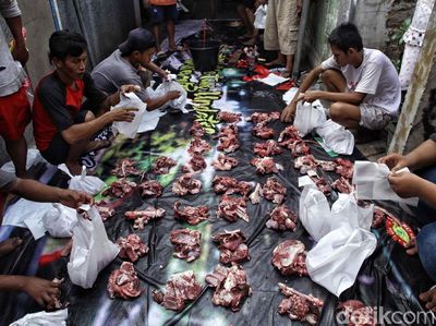 Dilema Bungkus Daging Kurban Pakai Plastik, Daun Atau Besek Bambu
