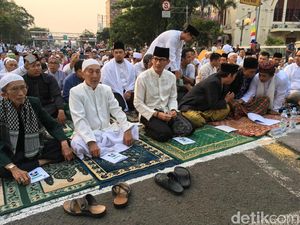 Penuhi Janji, Sandiaga Salat Id di Monumen Perjuangan Jatinegara