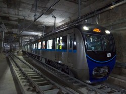 Kena Macet, Kakak Adik Ini Pilih Turun dari Mobil dan Lanjut Naik MRT