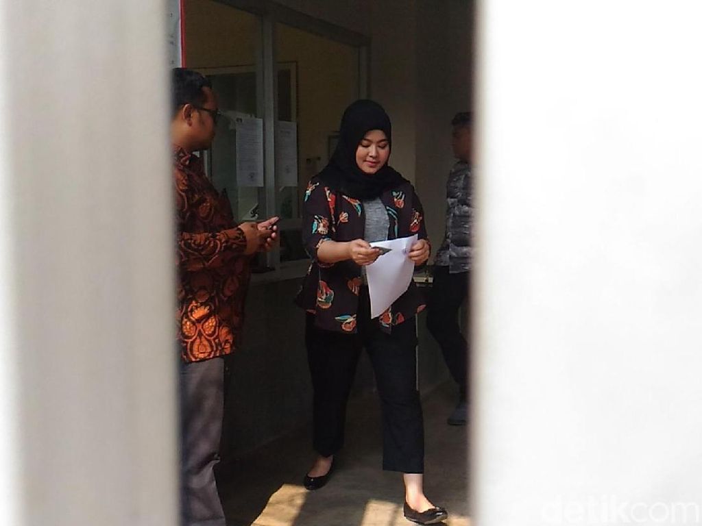 Libur Idul Adha, Istri Zumi Zola Jenguk Suaminya di Rutan KPK Libur Idul Adha, Istri Zumi Zola Jenguk Suaminya di Rutan KPK