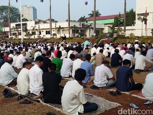 Jaksa Agung Salat Idul Adha dan Serahkan Kurban di Kejagung