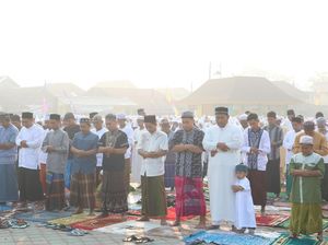 Tanpa Masker, Warga Pontianak Salat Id Berselimut Asap