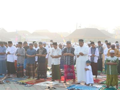 Tanpa Masker, Warga Pontianak Salat Id Berselimut Asap