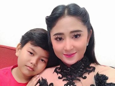8 Momen Kebersamaan Dewi Perssik dan Anaknya