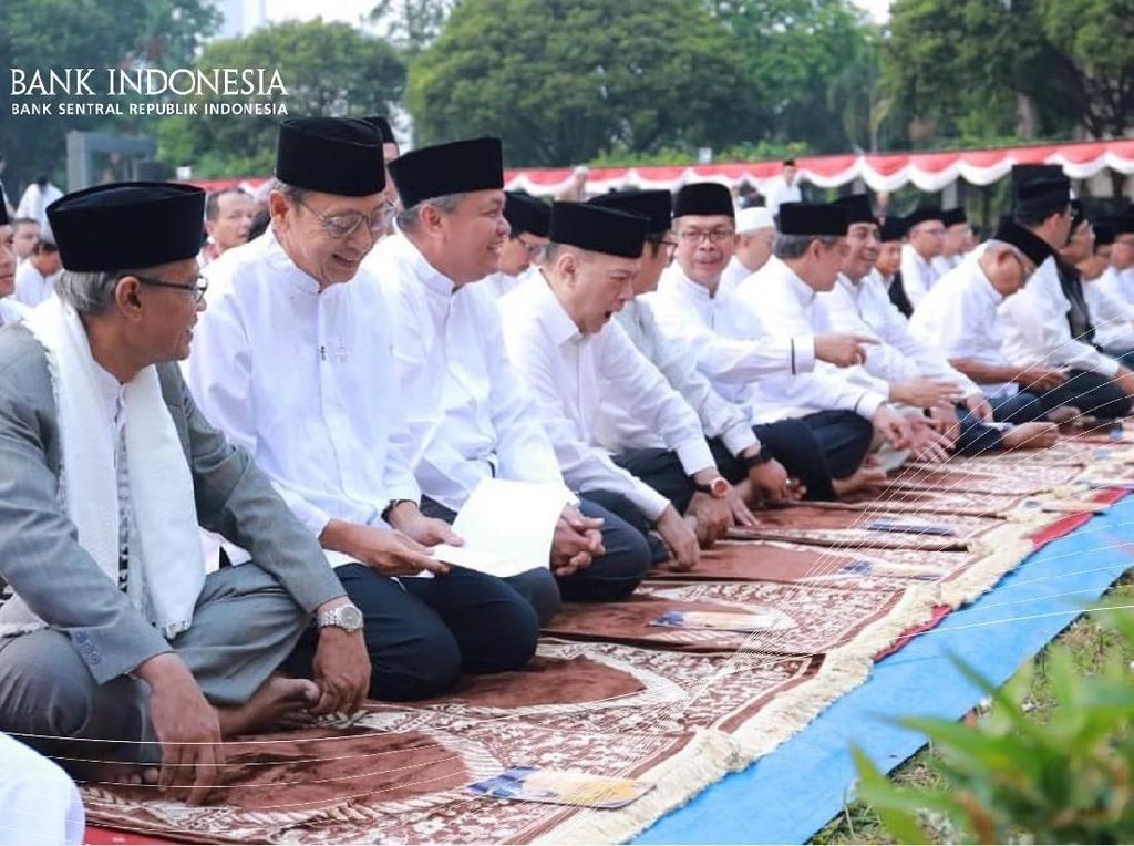 Kompak Memutih, Boediono-Agus Marto-Perry Salat Id Bareng Kompak Memutih, Boediono-Agus Marto-Perry Salat Id Bareng