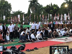 Berjas dan Bersarung Hitam, Gaya Jokowi Salat Id di Cibinong