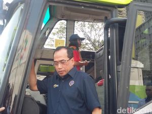 Menhub Minta Damri Siaga untuk Beri Bantuan Korban Gempa Lombok Menhub Minta Damri Siaga untuk Beri Bantuan Korban Gempa Lombok