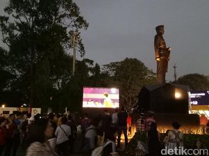 Polisi Antar Penonton ke Area Nobar Final Bulutangkis di GBK