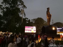 Polisi Antar Penonton ke Area Nobar Final Bulutangkis di GBK