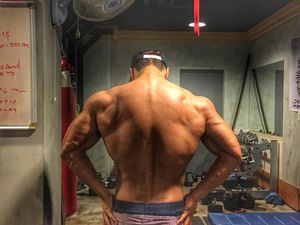 Tulang Belakang Bengkok Bukan Halangan Kim Jong Kook Punya Badan Jadi! Tulang Belakang Bengkok Bukan Halangan Kim Jong Kook Punya Badan Jadi!