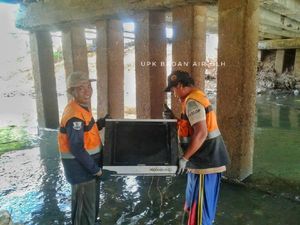 Sampah TV Hingga Jeroan Sapi Kurban Ditemukan di Kali Pesanggrahan