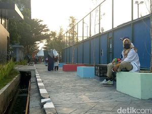 Parit Venue Tenis di Jakabaring Bau, Volunter Bertugas Pakai Masker Parit Venue Tenis di Jakabaring Bau, Volunter Bertugas Pakai Masker