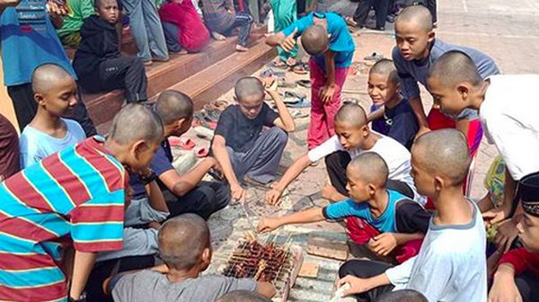 Masih Suasana Idul Adha, Seru Banget Anak-anak Ini Saat Nyate