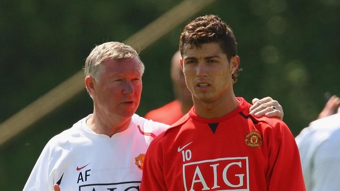 MANCHESTER, UNITED KINGDOM - MAY 15:  Sir Alex Ferguson the manager of Manchester United talks with Cristiano Ronaldo ahead of the UEFA Champions League Final during the Manchester United media day held at the Carrington Training Complex on May 15, 2008 in Manchester, England.  (Photo by Alex Livesey/Getty Images)