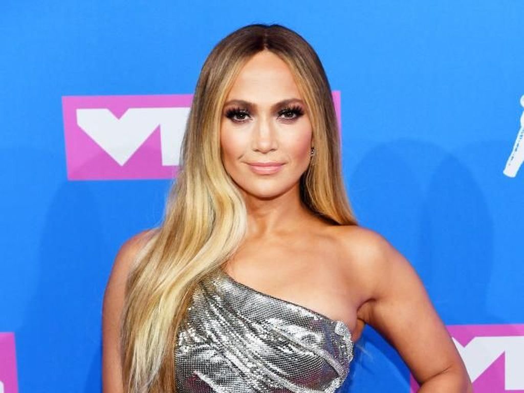 Mevvah! Jennifer Lopez Pakai Anting Berlian yang Harganya Bikin Melongo